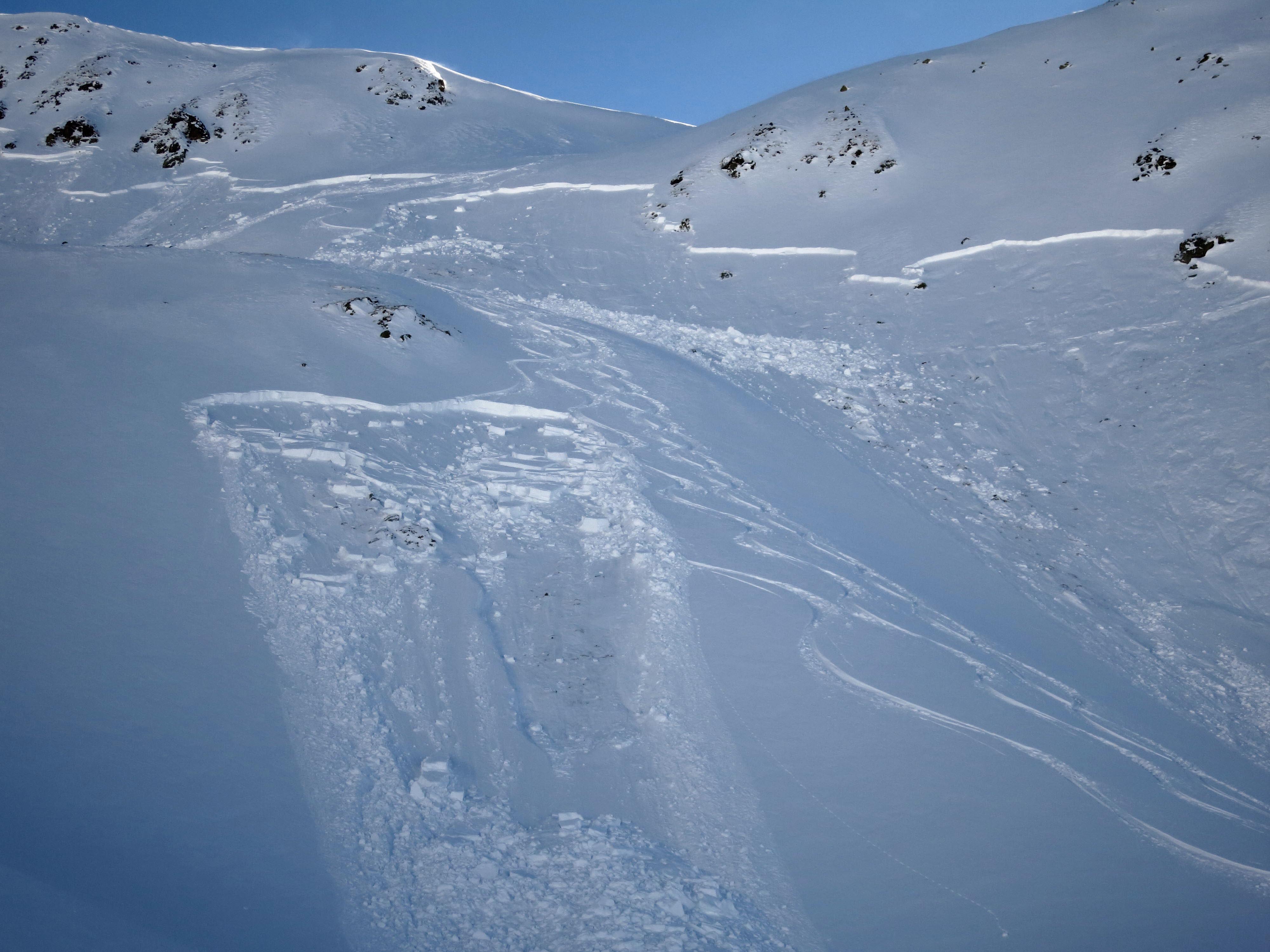 Снежная доска что это. Лавина фото. Снег на поверхности. Лавина осов. Снежные доски краткая характеристика.